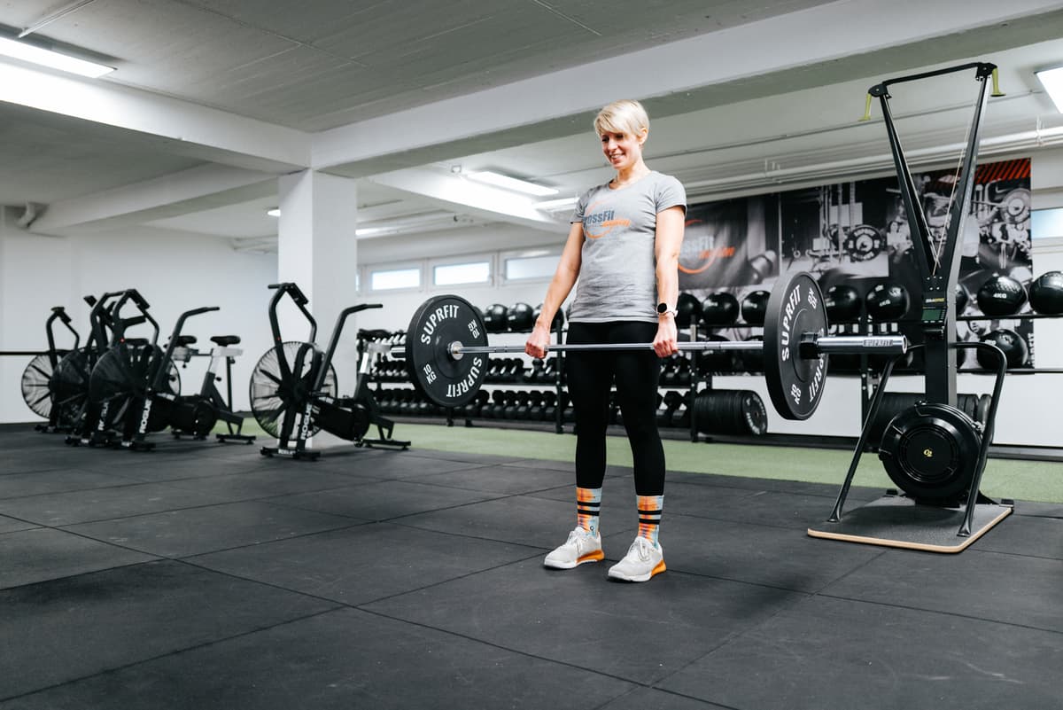 CrossFitterin beim Dead Lift